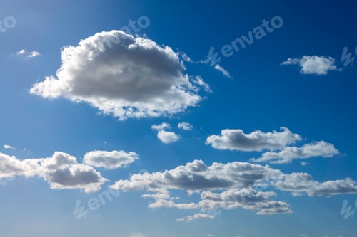 Vorschau: Cumuluswolken mit blauem Himmel an einem sonnigen Sommertag. Wunderschöne Wolkenlandschaft