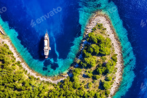 Preview: Yacht in the bay. View from the air