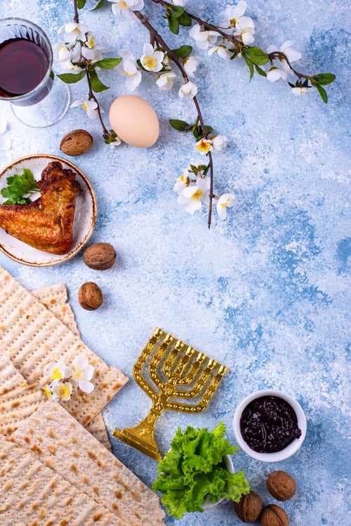 Preview: Traditional Passover Seder plate with symbolic foods. Symbolic of Jewish holiday Pesah.