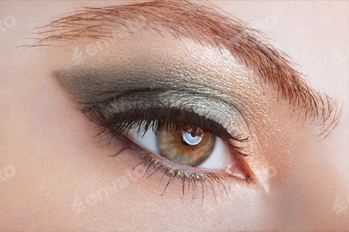 Preview: Woman with green eye smokey make up