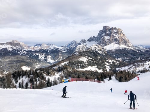 Preview: People skiing