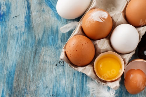 Preview: Chicken eggs in a box