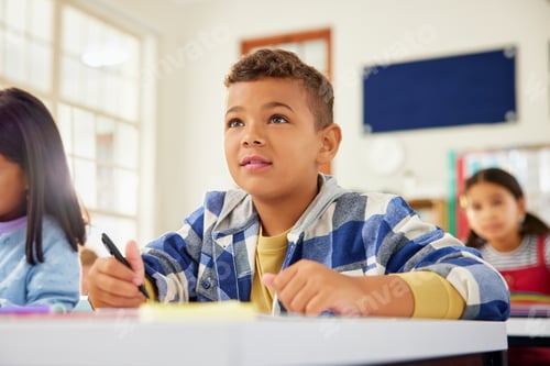 Visualização: Criança focada durante a aula na classe primária