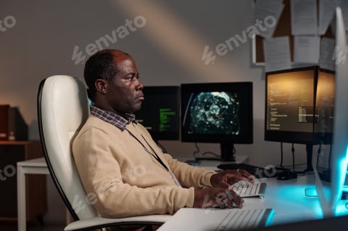 Vista previa: Programador o gerente de TI masculino serio