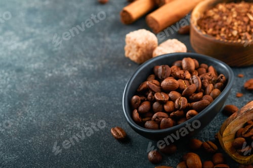 Vista previa: Fondo de granos de café. Concepto de café tostado con diferentes tipos de café, granos de café y
café