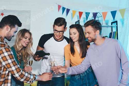 Visualização: jovens amigos felizes bebendo vinho e festejando juntos