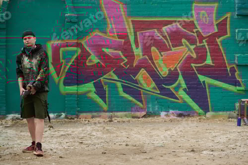 Visualização: Arte de grafite na parede e artista masculino