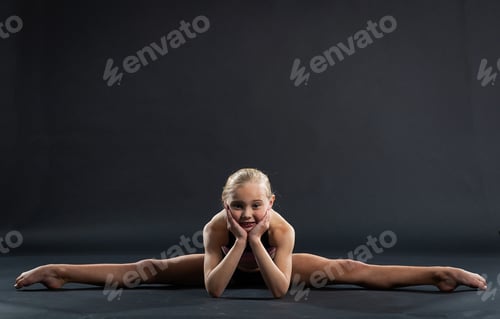 Preview: Portrait of young girl doing the splits