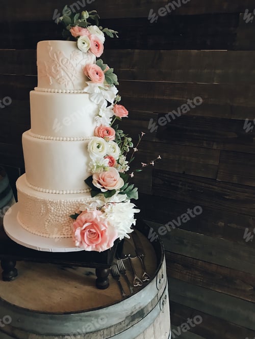 Visualização: Lindo bolo de quatro camadas com flores frescas em flores pastel contra um fundo escuro