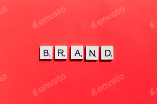 Visualização: Marque letras scrabble, palavra em um fundo vermelho