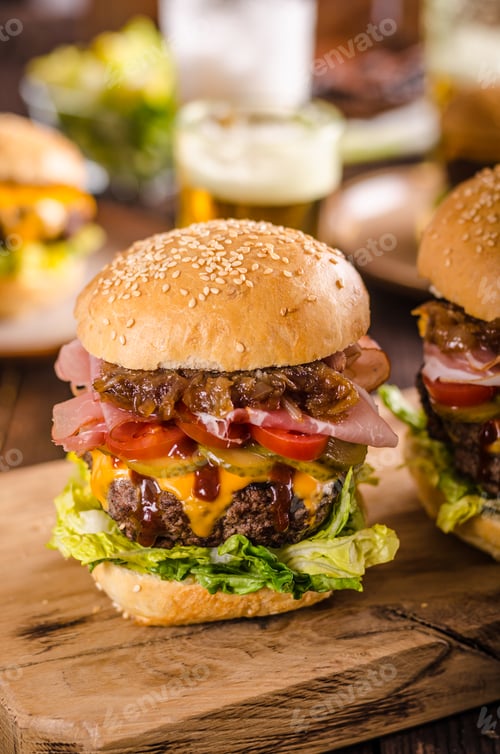 Preview: Homemade beef burger, caramelized onion, bacon and beer