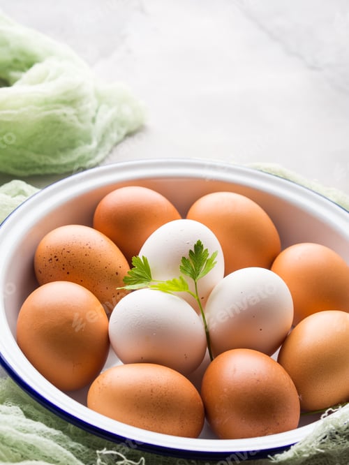 Preview: White and brown hen eggs in bowl