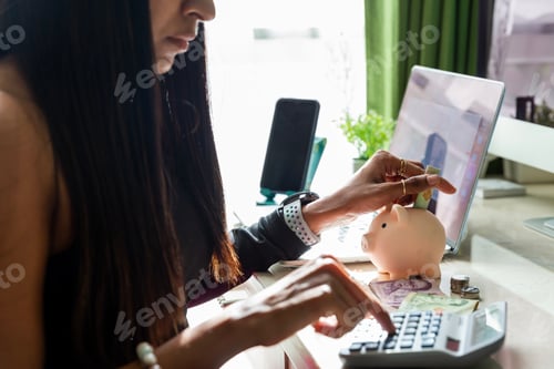 Preview: A woman working out her monthly finances and savings