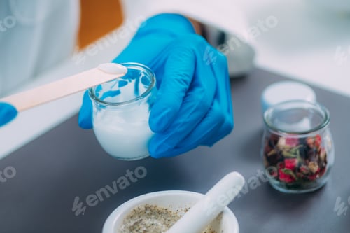 Vista previa: Cosmética natural. Preparación de la crema de belleza en el laboratorio