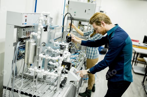 Preview: Young people in robotics classroom