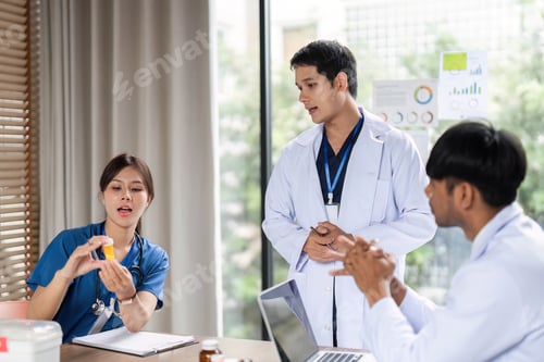 Preview: Patient care strategy: Nurse explaining medication to healthcare team