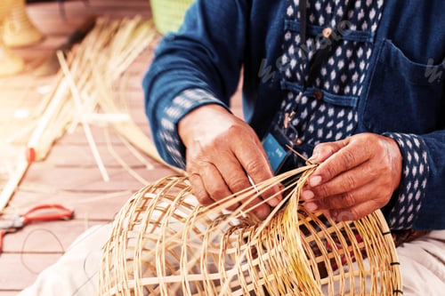Preview: Hands weave bamboo baskets