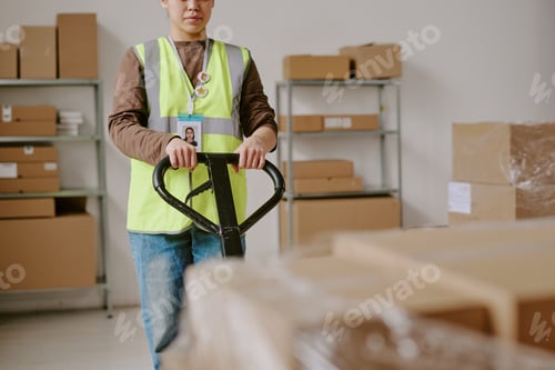 Preview: Handling Equipment in Warehouse Setting