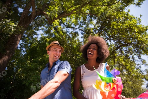 Visualização: Jovem casal multiétnico fazendo um passeio de bicicleta na natureza