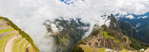 Preview: Peru, Andes, Urubamba Valley, Machu Picchu with mountain Huayna Picchu in fog with tourists