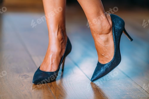 Preview: Elegant woman in shiny black high heels