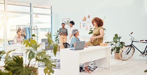 Visualização: Top, trabalho em equipe ou mulheres falando sobre design de moda, planejamento ou rascunho para roupas para pequenas empresas li