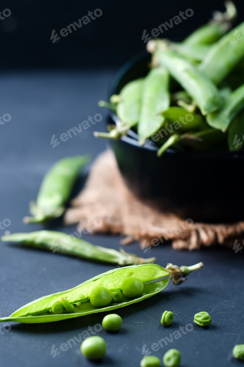 Preview: Fresh, young, unpeeled green peas