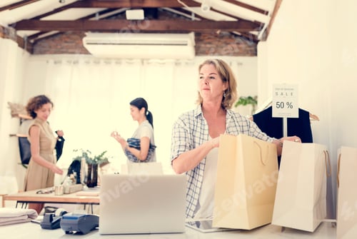 Preview: Customers checking out the shop