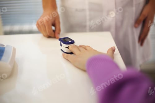 Preview: Pregnant woman with pulse oximeter on finger