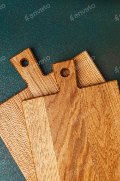 Preview: High-quality wooden cutting boards on a dark green surface for kitchen use