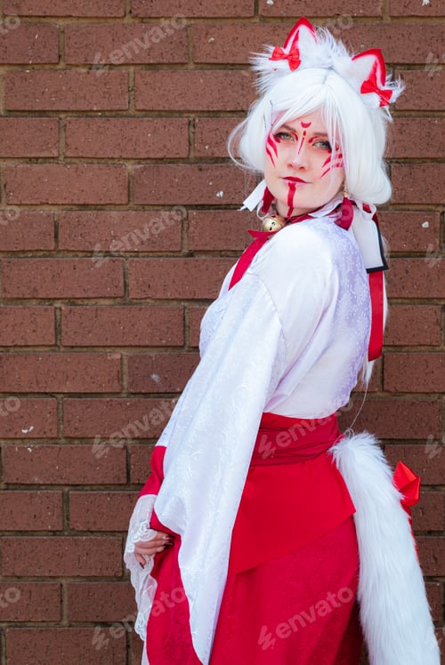 Preview: Female cosplayer in a cat priestess outfit at Comic Con