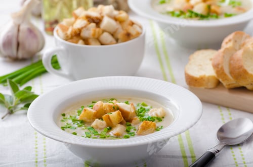 Preview: Garlic soup with croutons, spring onions and chives