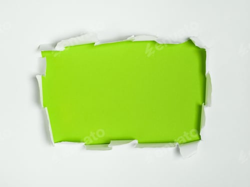 Vista previa: Un fondo verde vibrante se revela a través de un agujero rectangular rasgado en una hoja de papel blanca.
