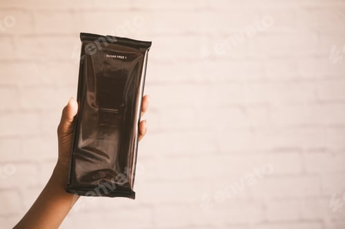 Preview: holding sugar free dark chocolate packet