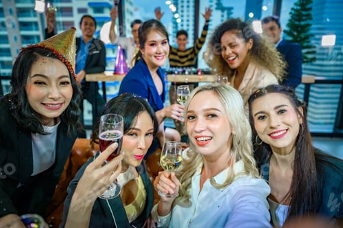 Visualização: Comemore o sucesso com colegas. Festa de celebração de negócios