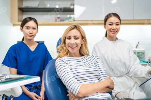Preview: Portrait of Caucasian woman patient and dentist at health care clinic.
