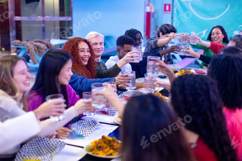 Visualização: Amigos multiétnicos felizes brindando bebidas em restaurante, conceito de amizade e celebração