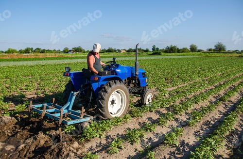 Preview: The farm is controlled by the cultivation process on the tractor.