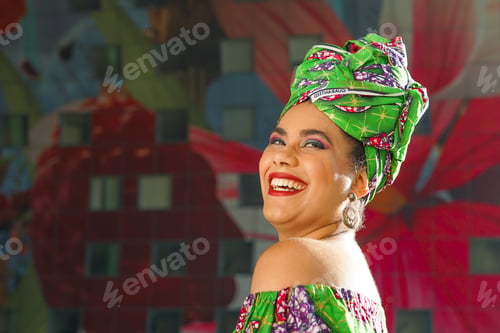 Preview: Colorfull happy Smithsonian woman