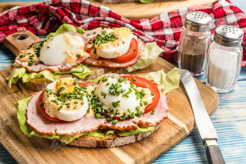 Preview: Sandwich with tomatoes, eggs and lettuce.
