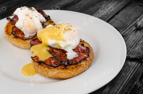 Preview: Benedict eggs with crispy bacon and hollandaise sauce on toasted Maffin
