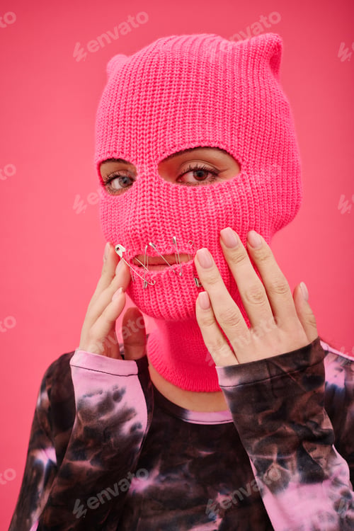 Preview: Woman in balaclava with se
