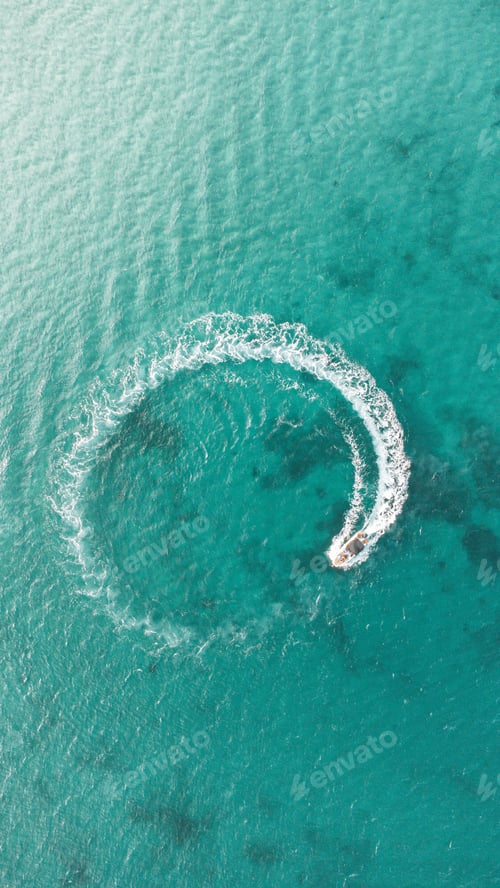 Preview: Speed boat sailing with high speed circling motion in the ocean
