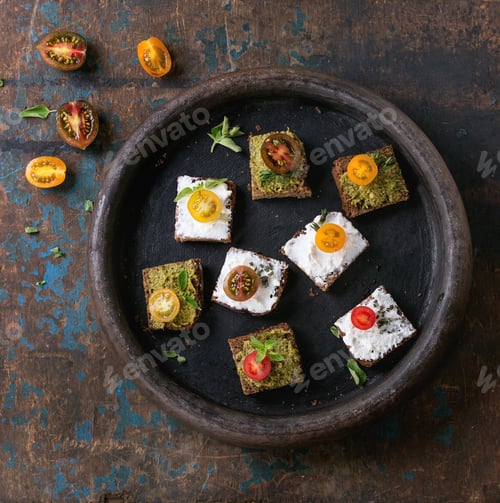 Preview: Small sandwiches with tomatoes