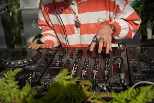 Preview: DJ plays music