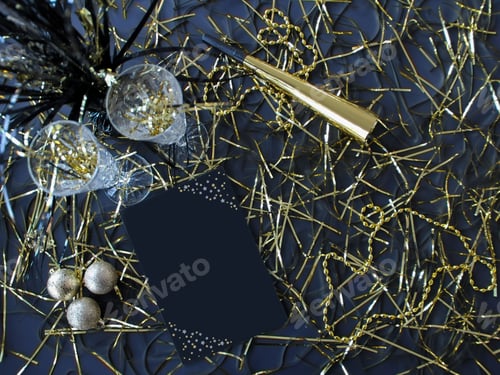 Visualização: Flat Lay de Ano Novo com maquete de cartão preto adequado para maquetes com espaço para sobreposição de texto e lembrancinhas de festa