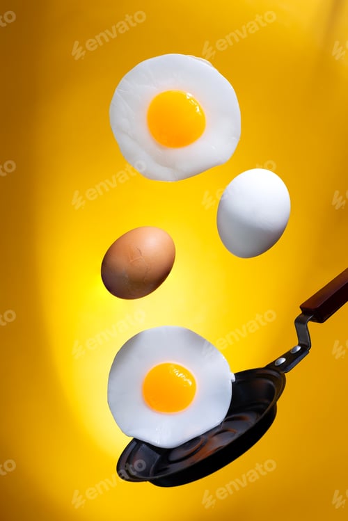 Preview: Raw egg gradually turning into a fried egg on a pan