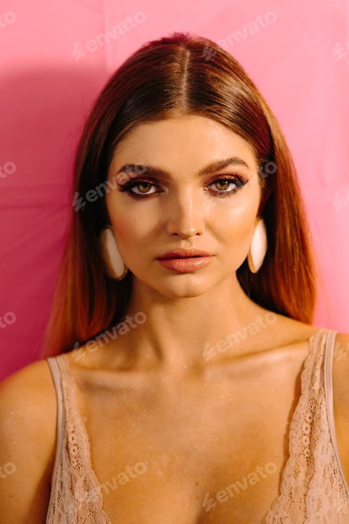 Preview: Stylish Retro Portrait Of A Beautiful Girl With Make-Up, Accessories And Big Eyes And Lips