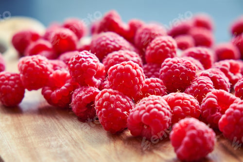 Vista previa: Fresh organic raspberries on black background. berries on a wooden Board