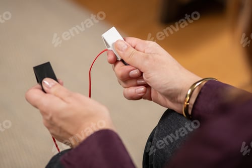 Preview: EMDR session using pulsator-generated signals to support bilateral processing